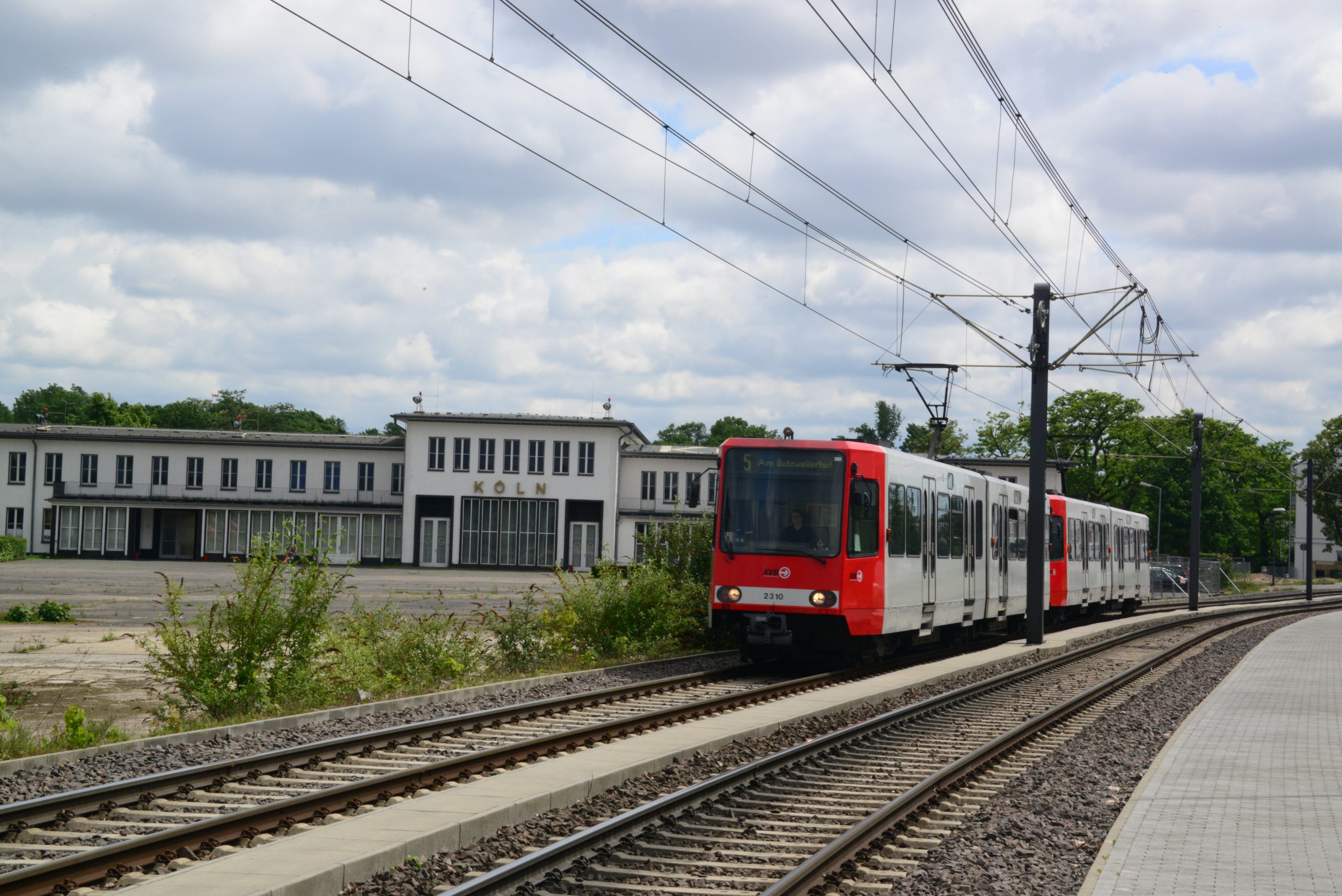 Featured image for “KW22/2022 – Köln: Der Zug zum Flug, “Verspätung” inklusive…”